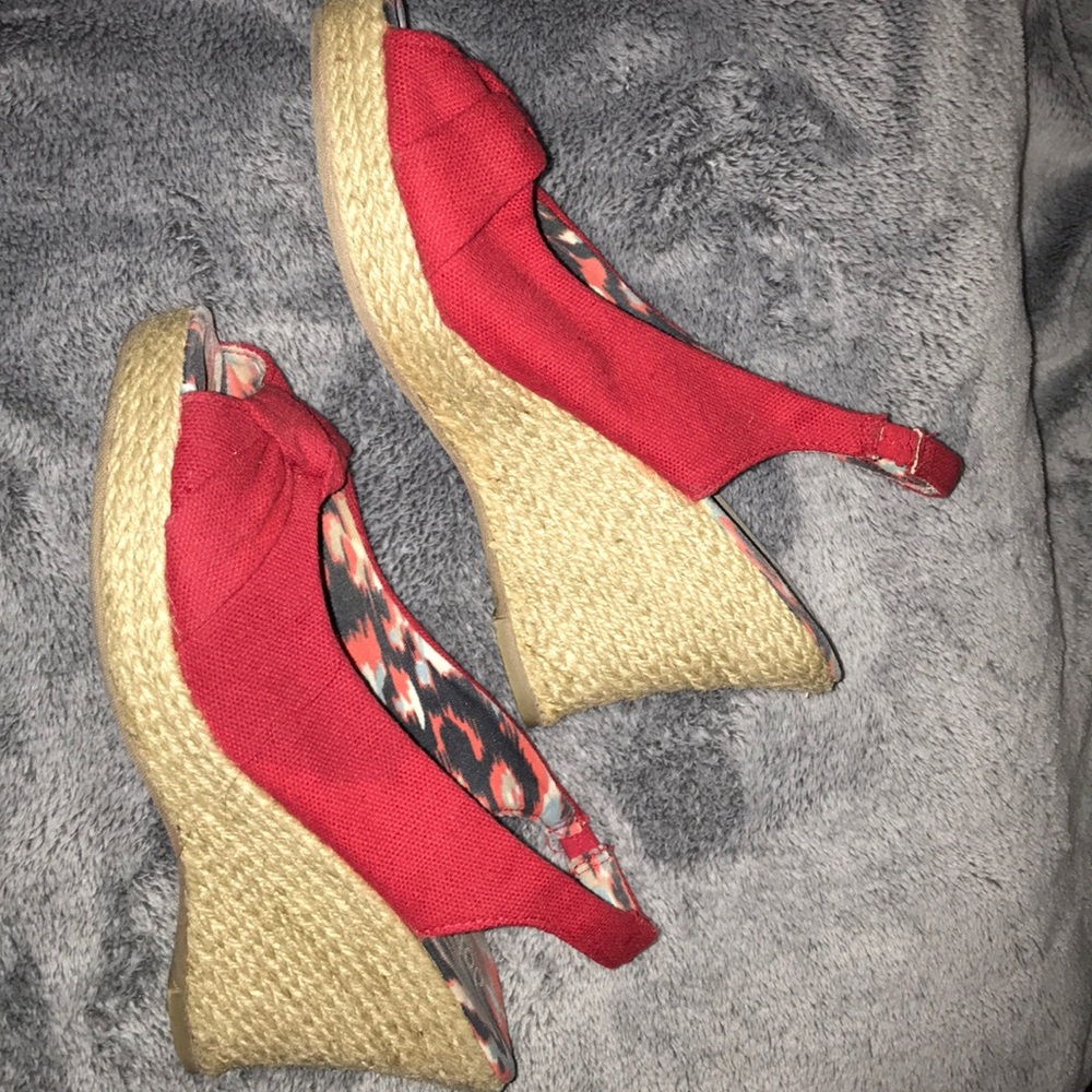 women’s red wedges